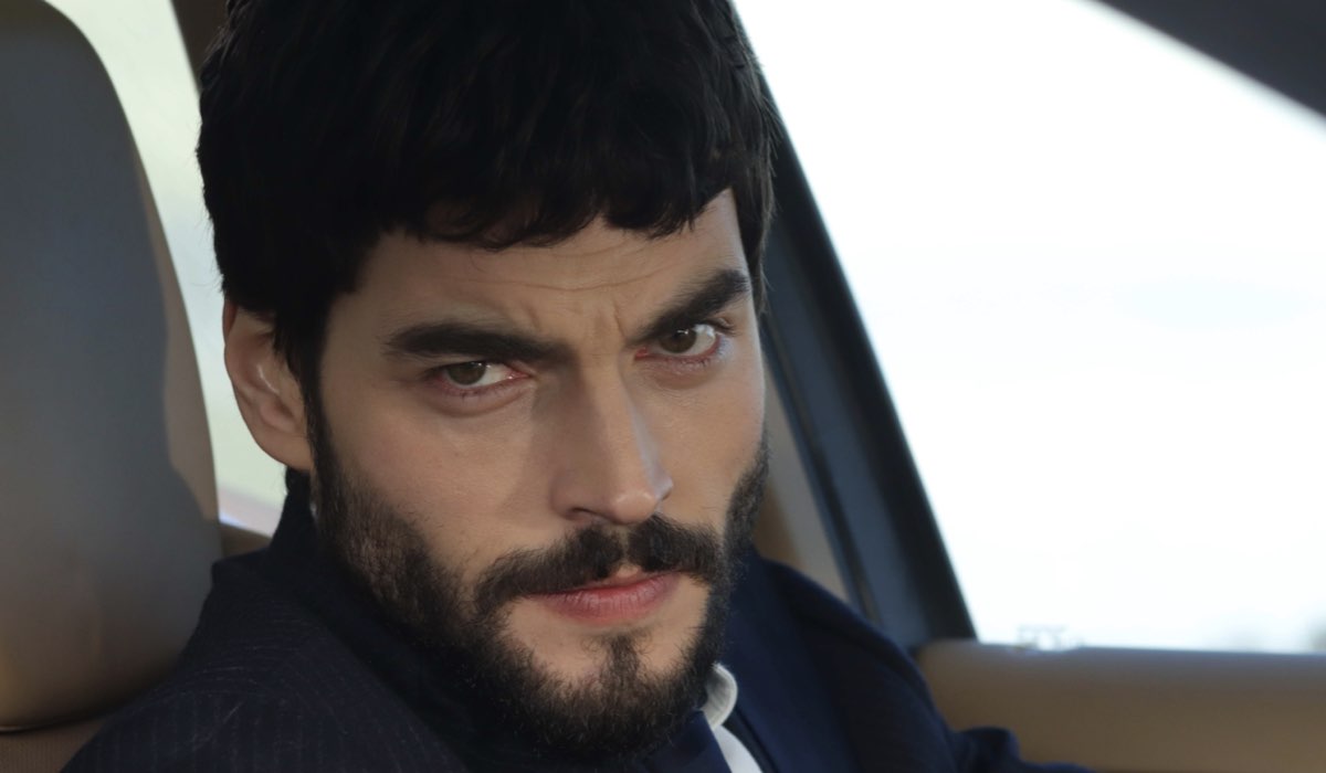 Chi è Akın Akınözü, Miran Aslanbey in Hercai - Amore e vendetta